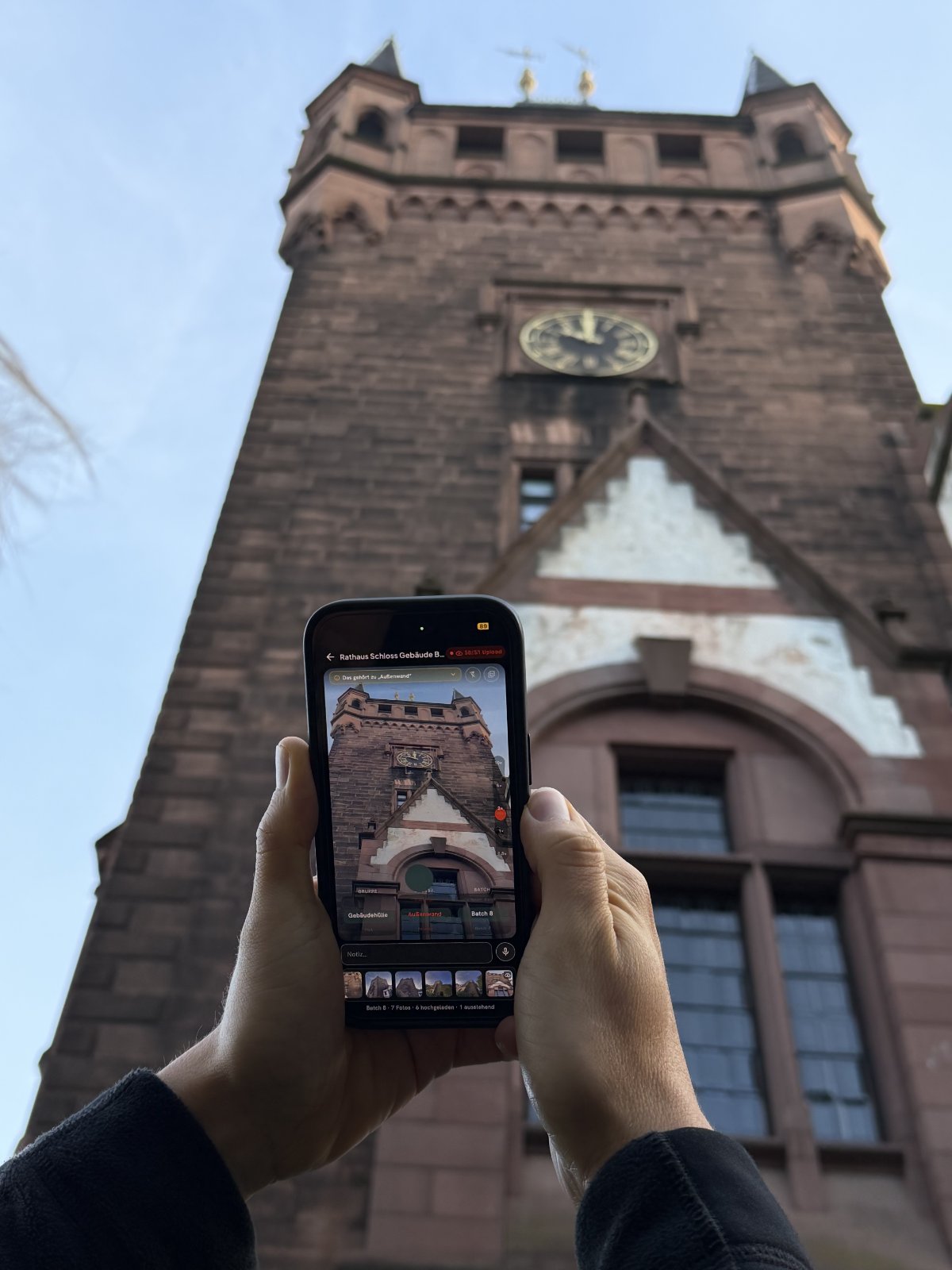 Turm und Fassade des Rathauses mit der CAIPEX-App fotografiert