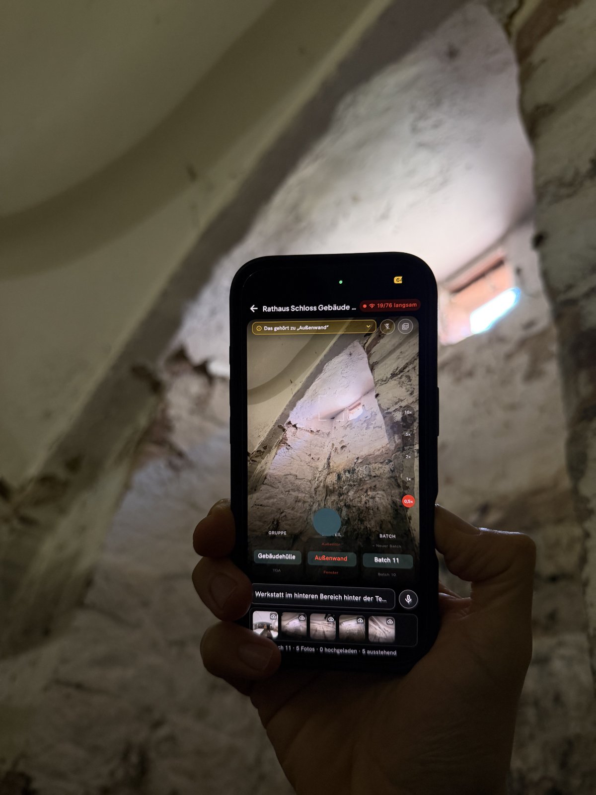 Kellergewölbe mit Putzschäden, Aufnahme in der App