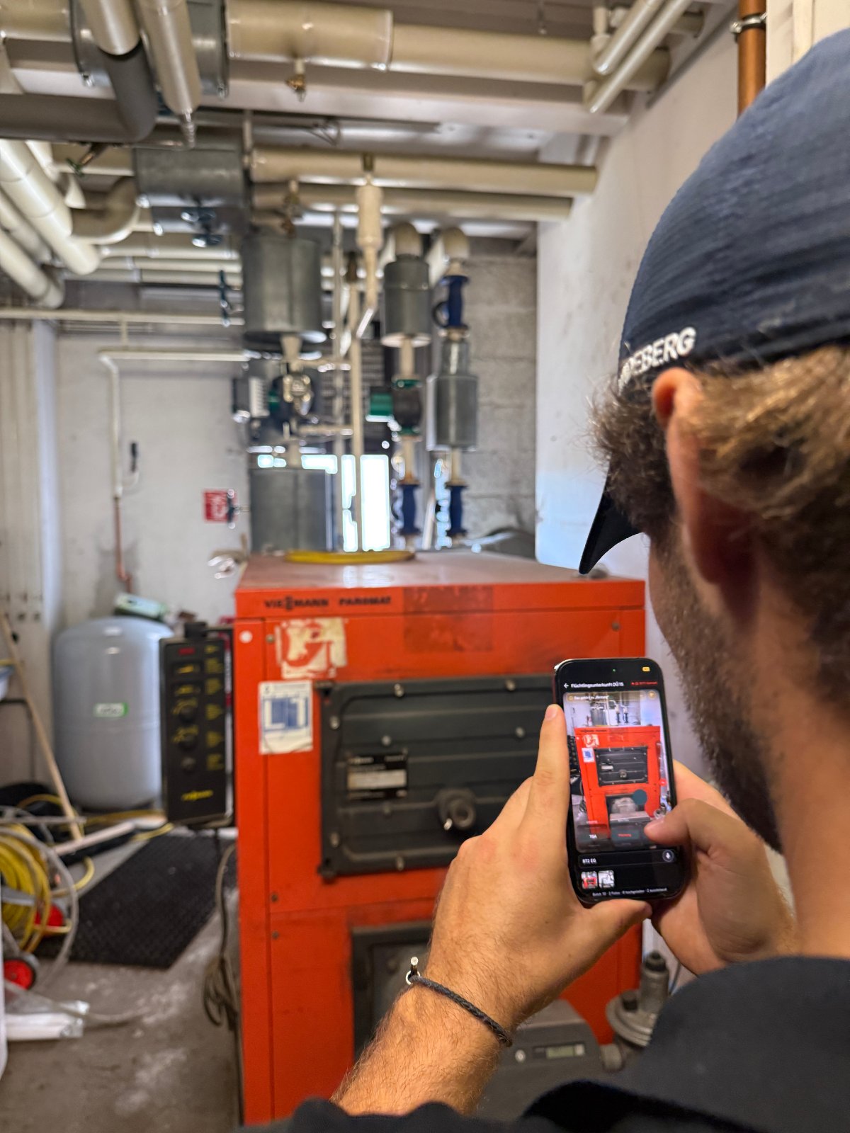 Heizkessel im Technikraum wird mit der CAIPEX-App erfasst