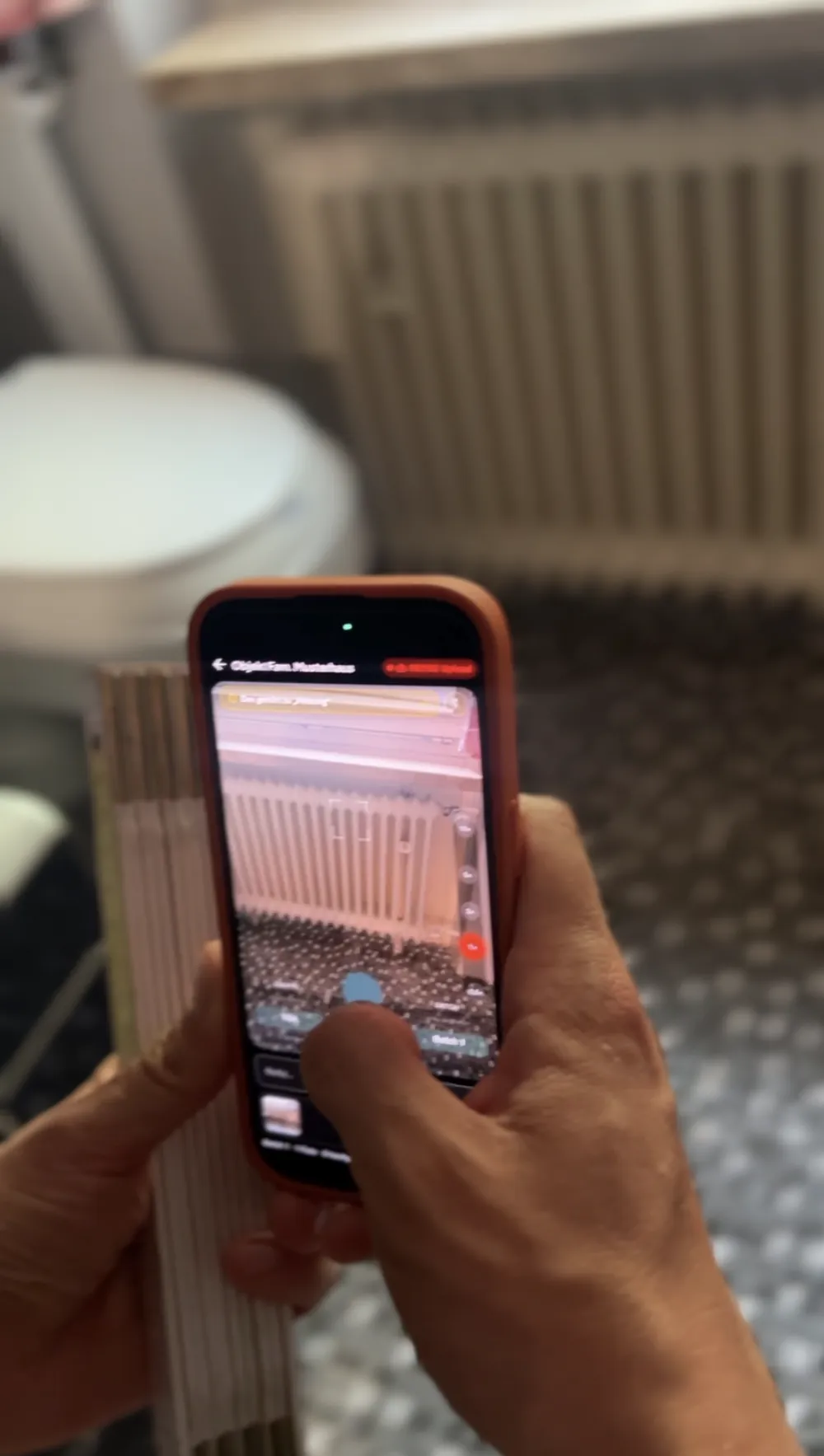 Heizkörper wird bei der Gebäudebewertung mit dem Smartphone erfasst