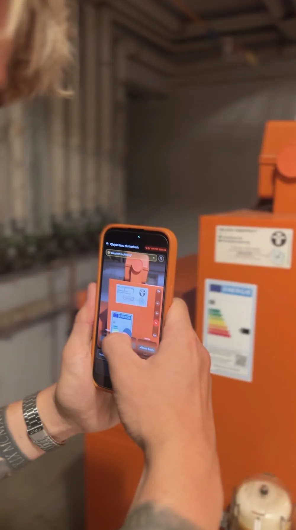 Typenschild und Energielabel eines Wärmeerzeugers werden bei der Begehung fotografiert
